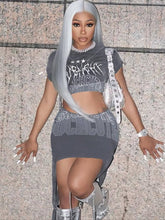 Zweiteiliges kurzärmliges Crop-Top mit Print und Rock